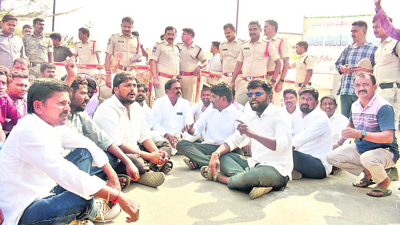 పరకాలలో ప్రజాస్వామ్యానికి తూట్లు