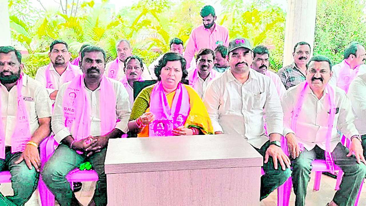 పర్యటనలతో ప్రజాధనం వృథా