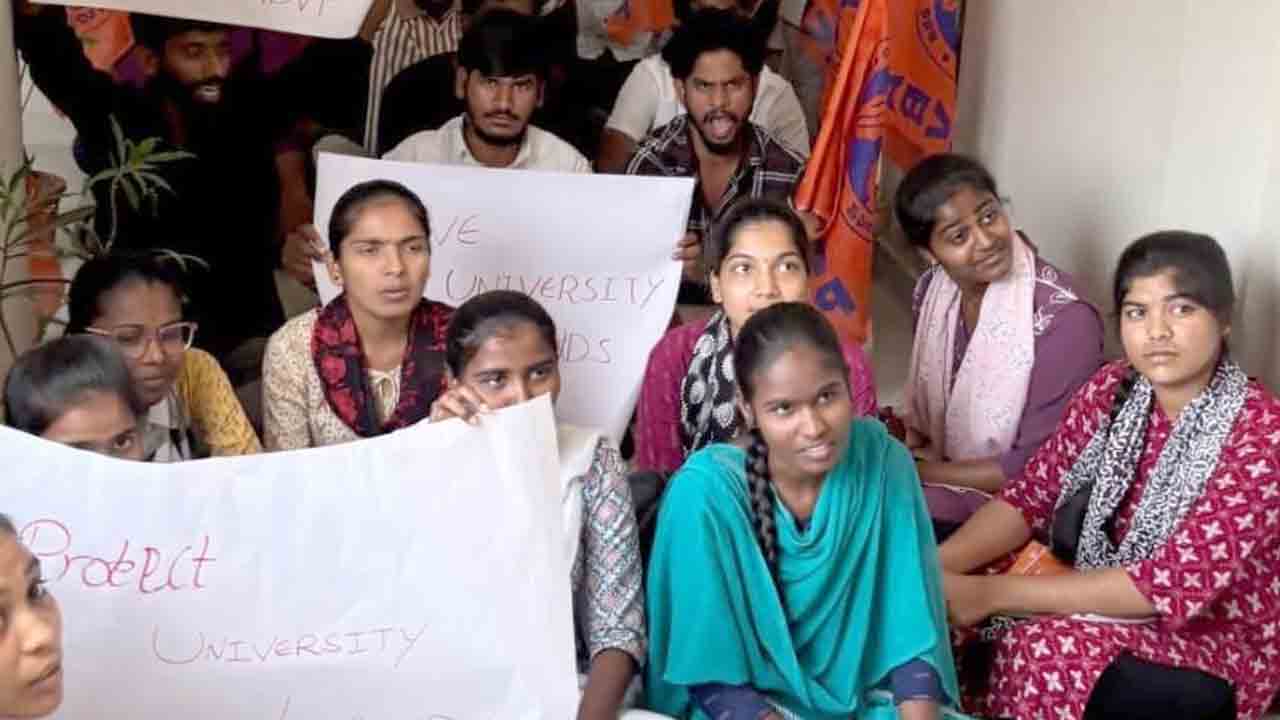 KU | యూనివర్సిటీ భూములను వెనక్కి తీసుకోవాలని ఏబీవీపీ నిరసన