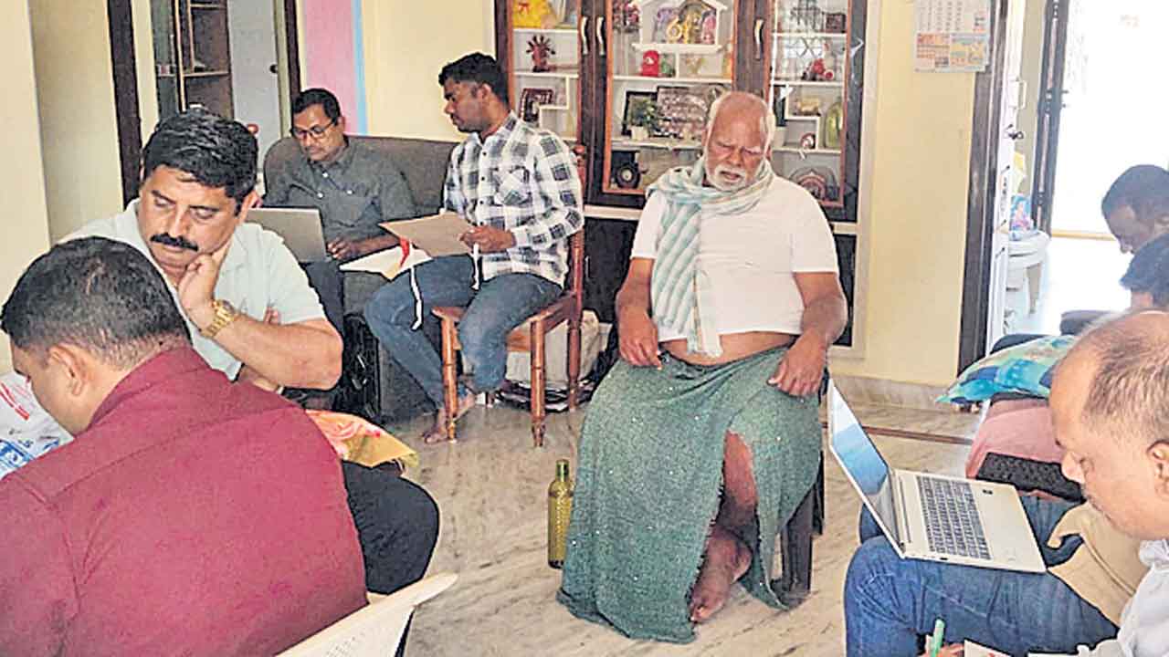 ఏడీఏ ఇండ్లపై ఏసీబీ దాడులు