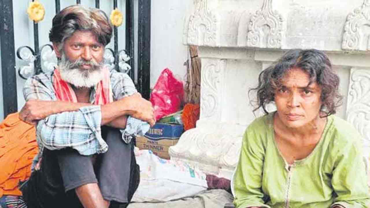 Advocate Jalandhar | ఒకప్పుడు ఫేమస్ లాయర్.. ఇప్పుడు రాజన్న గుడి మెట్లపైనే జీవనం!