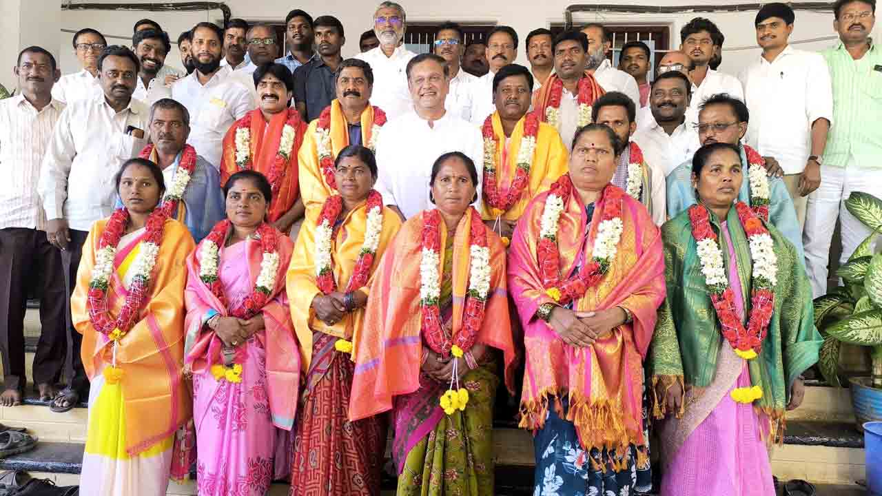 అయిజ బల్దియాపై ఎగిరిన బీఆర్‌ఎస్‌ జెండా