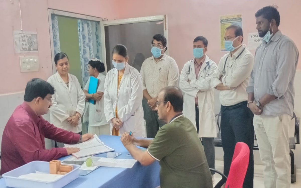 TVVP : విధులకు గైర్హాజ‌రైన ముగ్గురు వైద్యులకు షోకాజ్ నోటీసులు