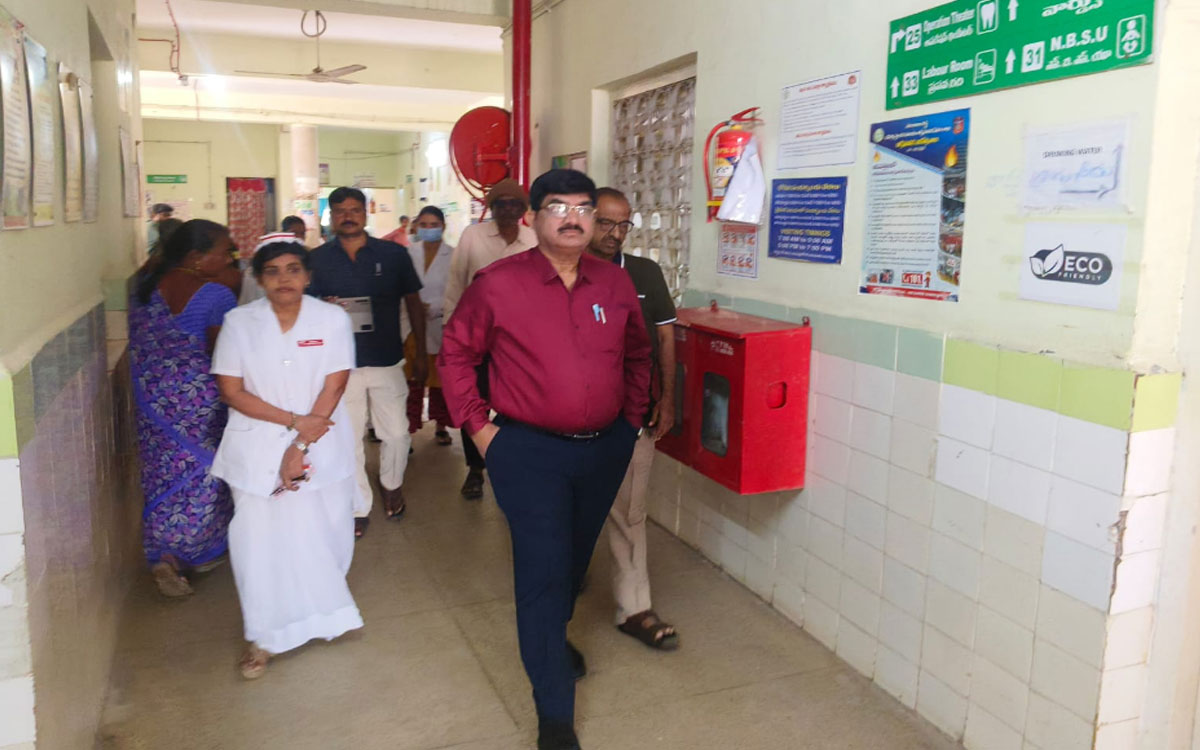 TVVP : విధులకు గైర్హాజ‌రైన ముగ్గురు వైద్యులకు షోకాజ్ నోటీసులు