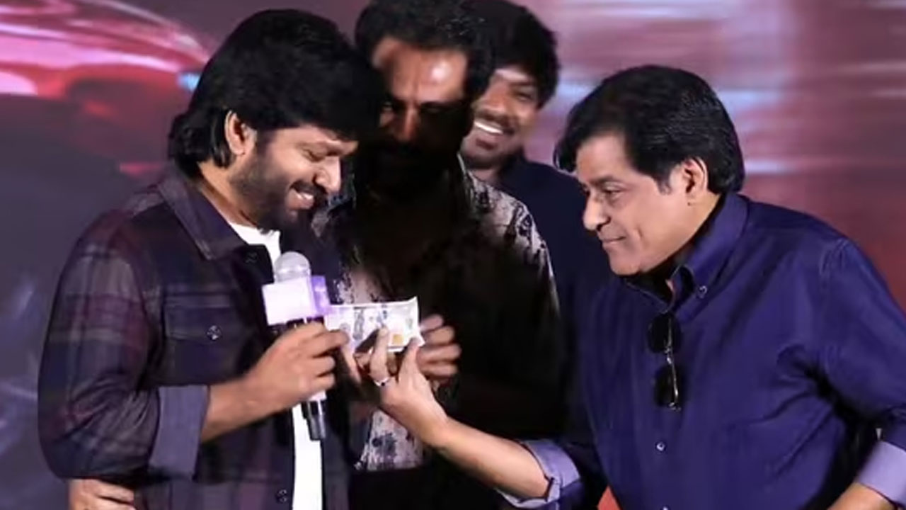 Anil Ravipudi | హీరోగా అనీల్ రావిపూడి.. అలీ ఇచ్చిన డాలర్ అడ్వాన్స్‌తో స్టేజ్‌పై సరదా ట్విస్ట్