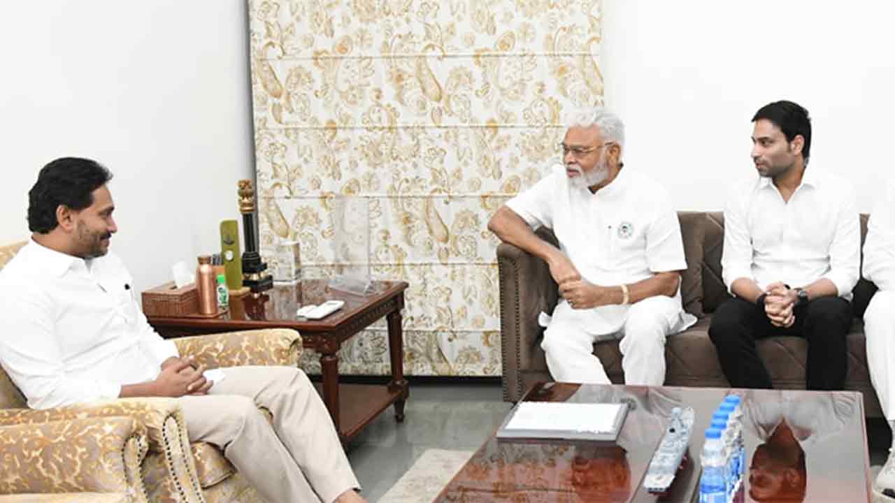 Ambati Rambabu | వైస్‌ఎస్ జగన్‌ను కలిసిన అంబటి రాంబాబు.. ప్రజాపోరాటాన్ని కొనసాగించాలని సూచన