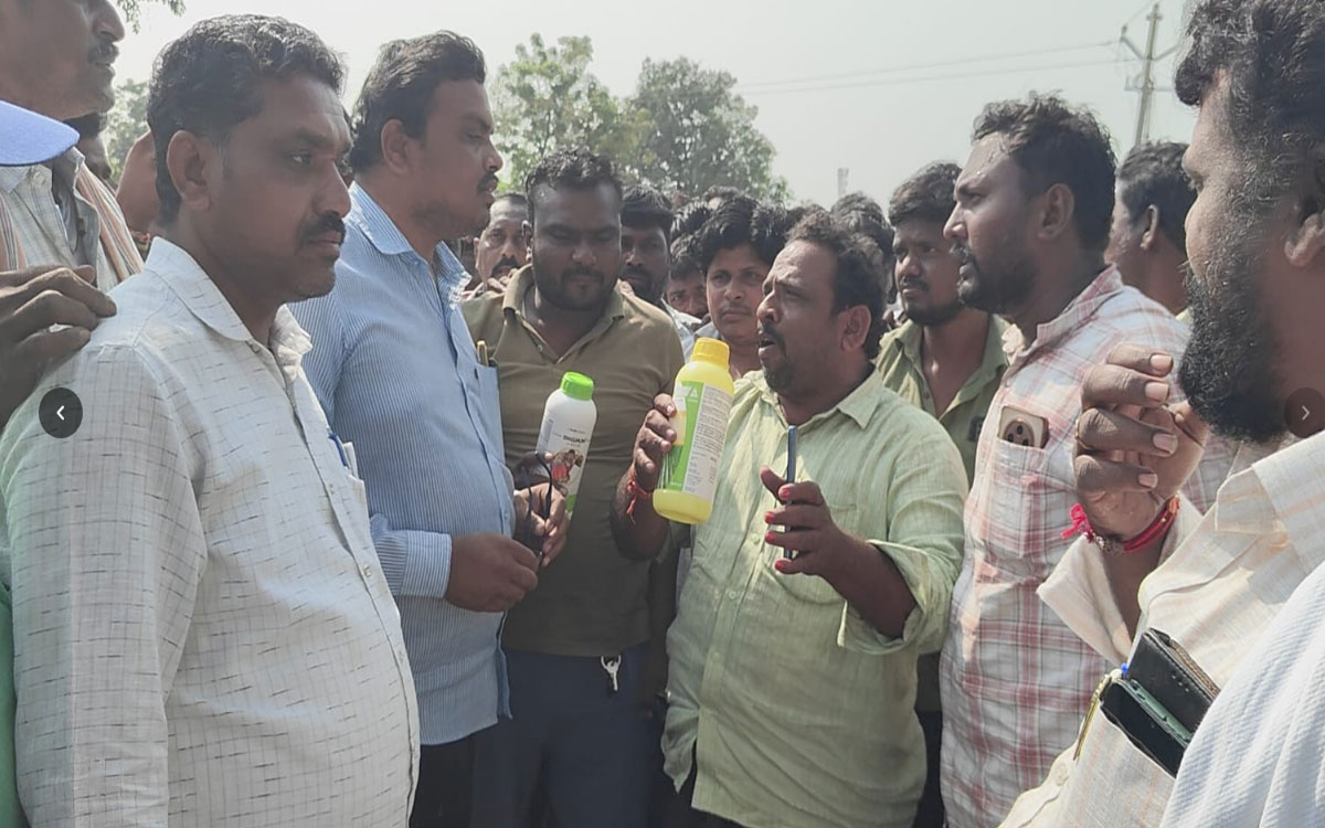 యూరియా కోసం పురుగుమందు డబ్బాలతో రైతుల‌ నిరసన