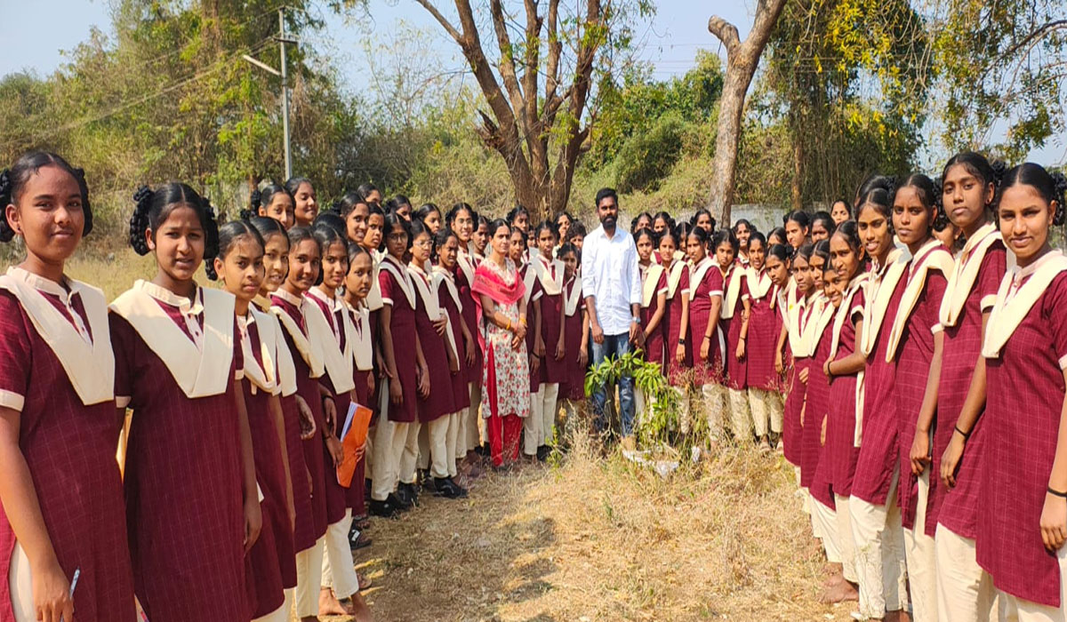Nandimedaram | నందిమేడారం గురుకుల విద్యార్థులకు మట్టి నమూనా సేకరణ పై అవగాహన