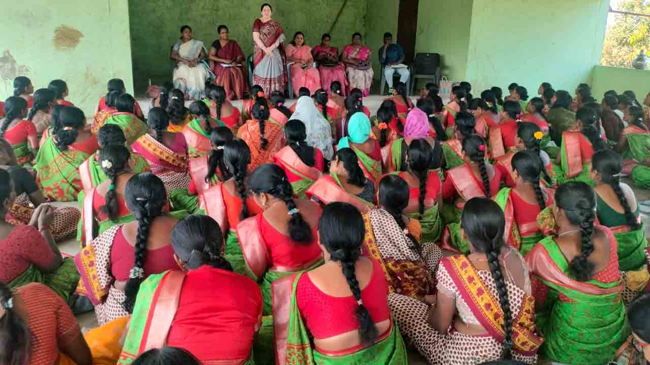 Jainoor | అంగన్‌వాడీ కార్యకర్తలు సమయపాలన పాటించాలి : సిడిపిఓ ఇందిర