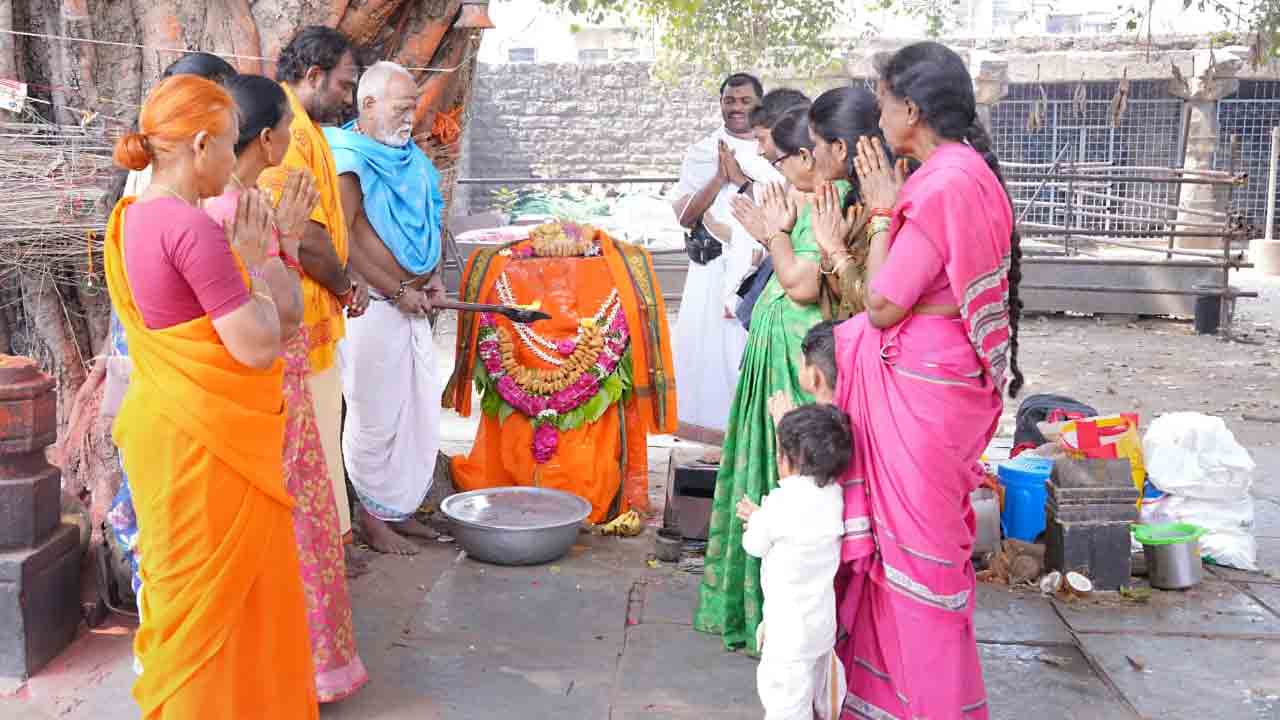 వేయిస్తంభాల ఆలయంలో ఆంజనేయస్వామికి పంచామృతాభిషేకాలు