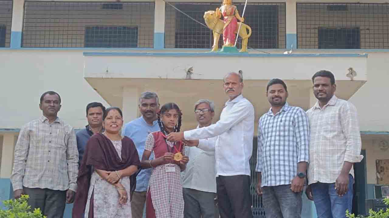 Rayapole | రాష్ట్రస్థాయి వాలీబాల్ పోటీలకు రాంసాగర్ విద్యార్థిని.. అభినందించిన టీచర్లు..!