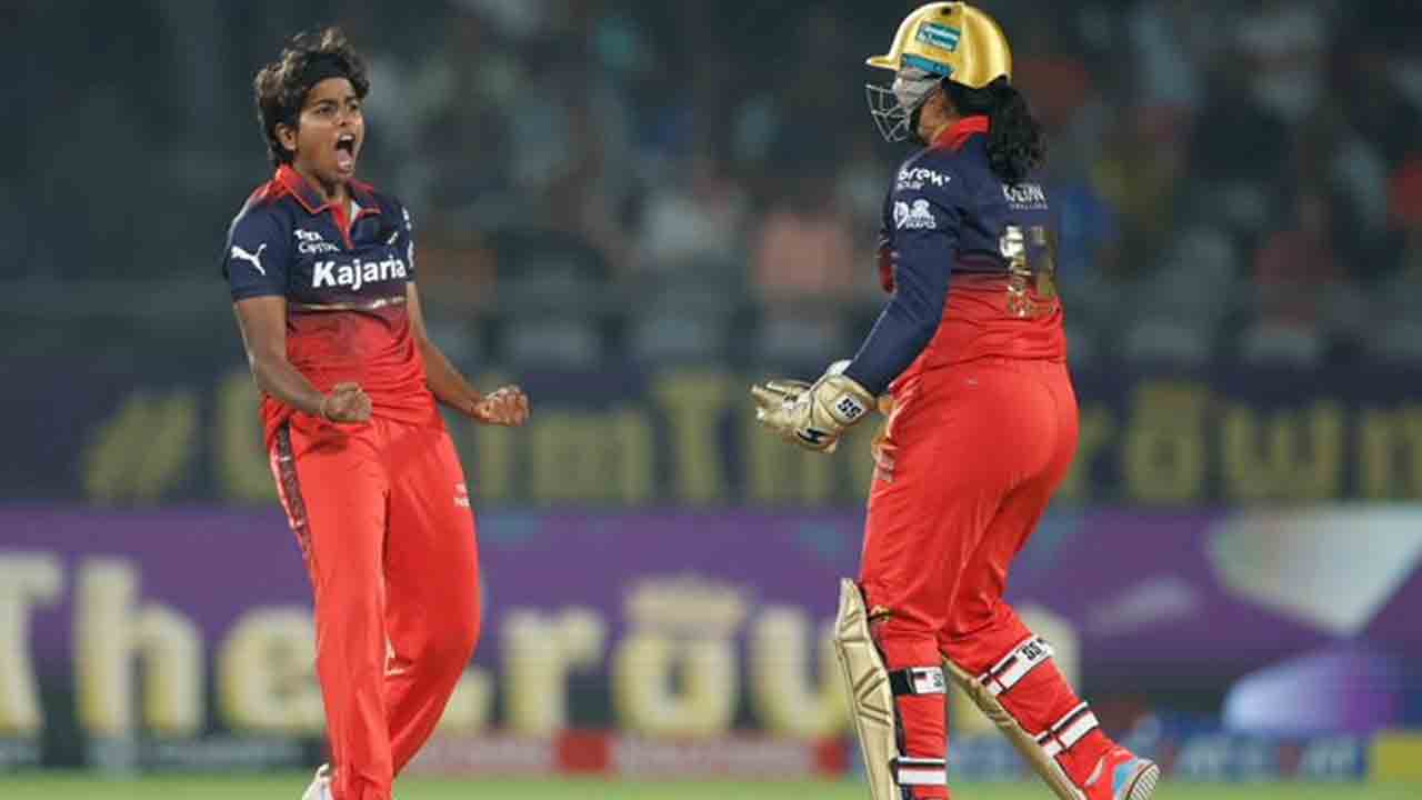 WPL Final | షఫాలీ ఔట్.. సిక్సర్లతో చెలరేగుతున్న లీ..!