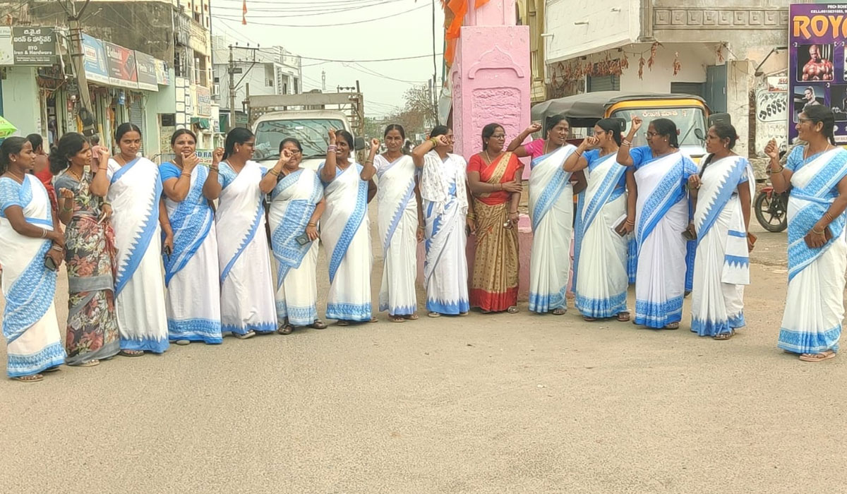 ASHA workers | ఆశా కార్యకర్తల న్యాయమైన డిమాండ్లను పరిష్కరించాలని గంభీరావుపేటలో ఆందోళన