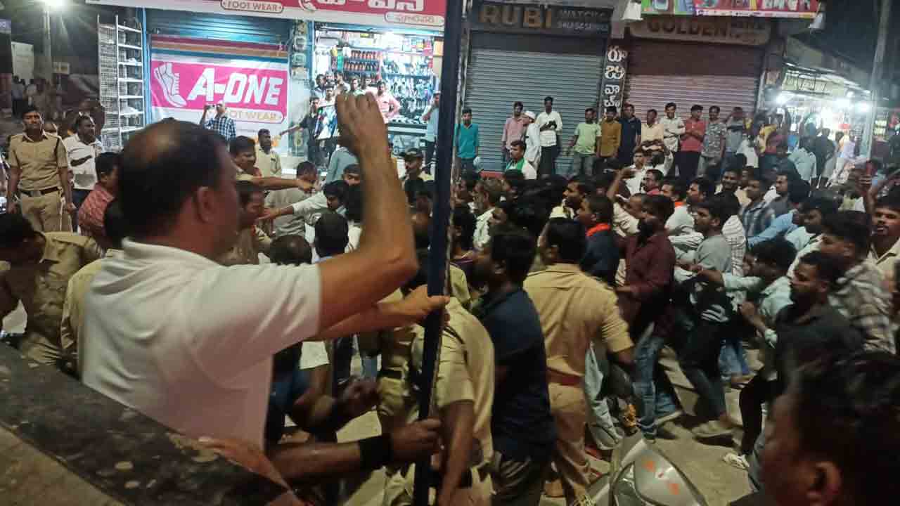 Bansuwada | బాన్సువాడలో ఉద్రిక్త పరిస్థితులు.. పోలీసుల లాఠీచార్జ్‌..!