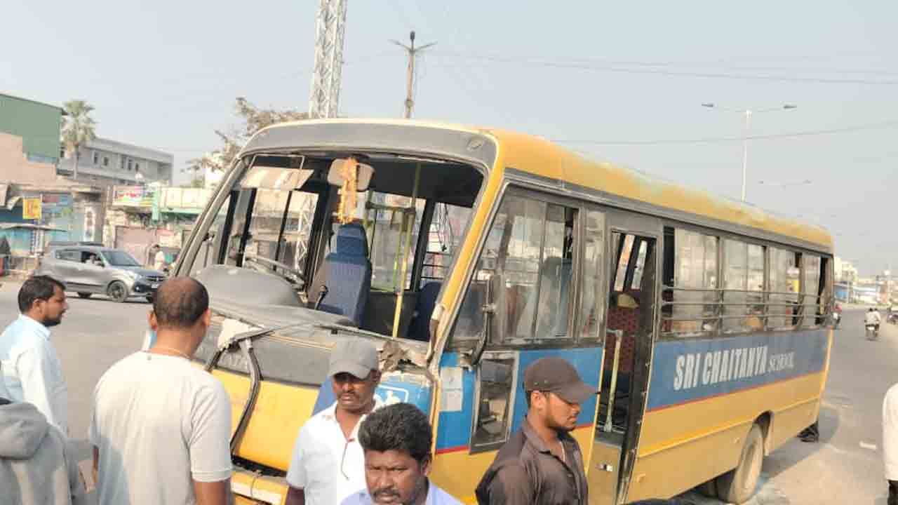 Bhimadevarapalli | హనుమకొండ జిల్లాలో స్కూల్ బస్సుకు త్రుటిలో తప్పిన పెను ప్రమాదం
