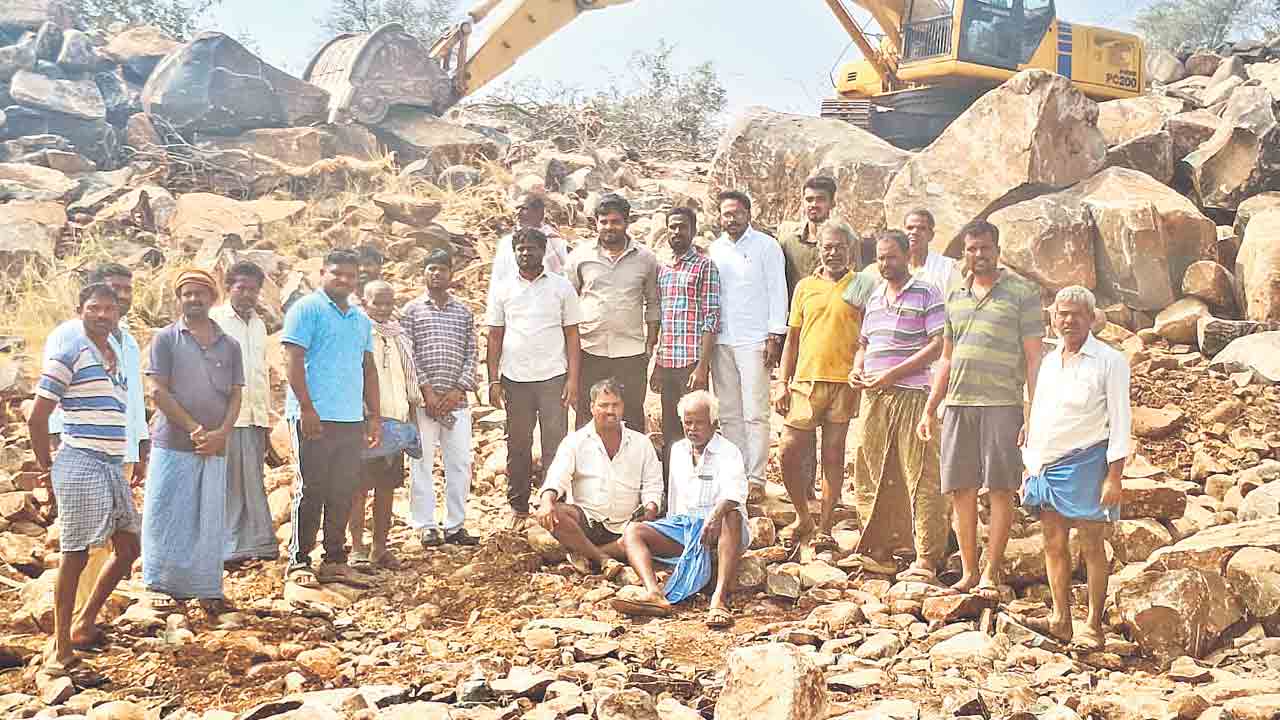 బ్లాక్‌ గ్రానైట్‌ తవ్వకాలు నిలిపివేయాలి.. సిరుసనగండ్ల వద్ద పనులను అడ్డుకున్న బాధిత రైతులు