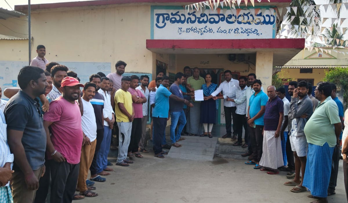 Peddapally | బోజన్నపేటలో మద్యం అమ్మకాలను మూసివేయించాలని సర్పంచ్ కు యువకుల వినతి