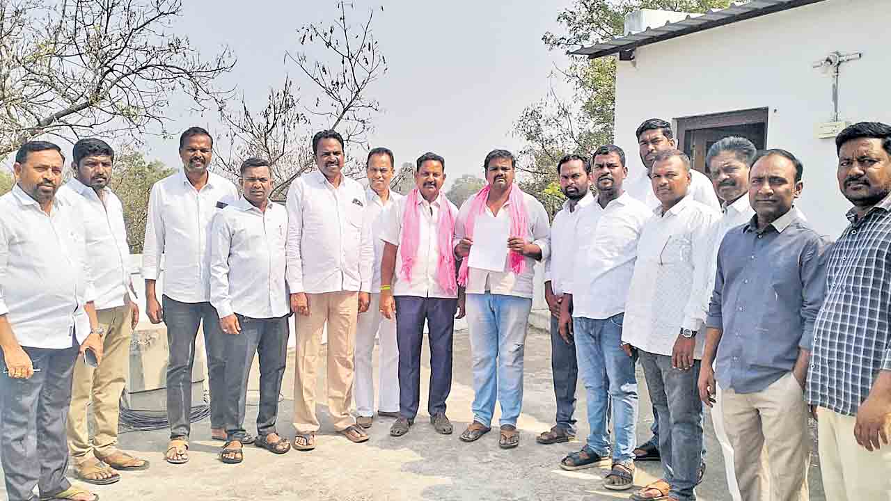 కాంగ్రెస్‌ నేతల గూండాగిరీ.. పోలీసుల తీరుపై బీఆర్‌ఎస్‌ శ్రేణుల ఆగ్రహం