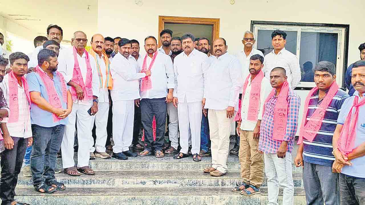 బీఆర్‌ఎస్‌లో భారీగా చేరికలు.. రాష్ట్రవ్యాప్తంగా అధికారి పార్టీని వీడుతున్న కాంగ్రెస్‌ నేతలు