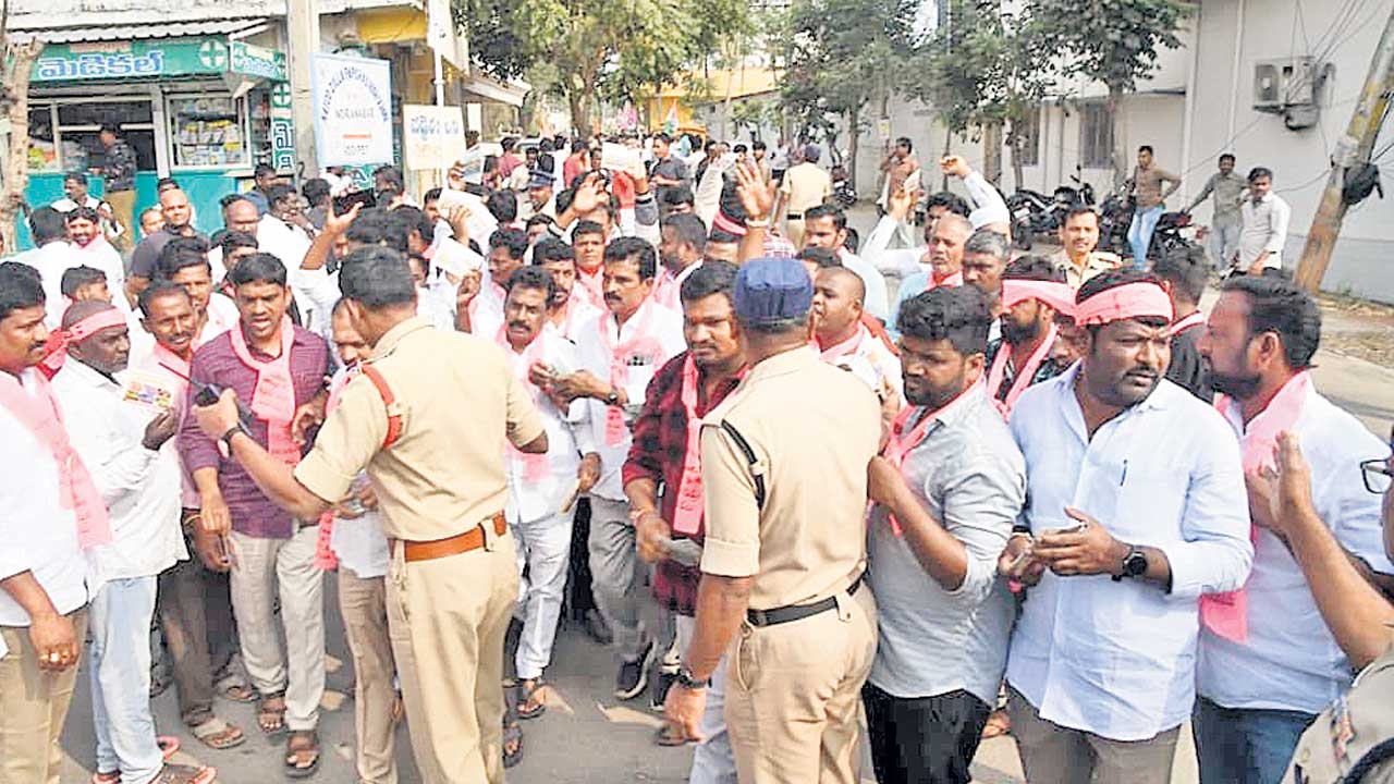 బాకీ కార్డుల పంపిణీలో ఉద్రిక్తత