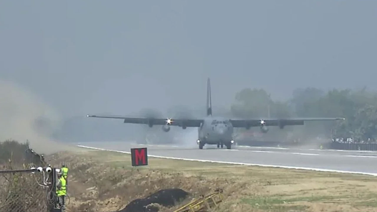 PM Modi: సీ-130జే విమానంలో మోదీ ప్ర‌యాణం.. అస్సాంలో నిర్మించిన ఈఎల్ఎఫ్‌పై ల్యాండింగ్‌.. వీడియో