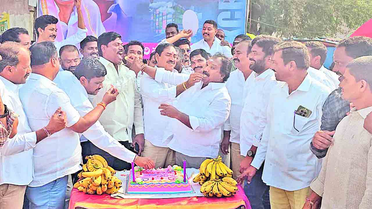 జన నేతకు జేజేలు.. ఉమ్మడి జిల్లాలో ఘనంగా కేసీఆర్‌ జన్మదిన వేడుకలు