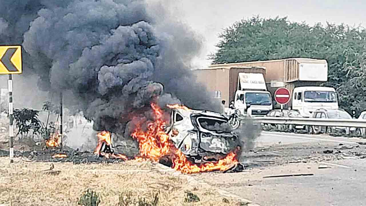 జాతీయ రహదారిపై కారు దగ్ధం