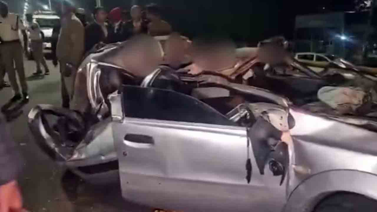 car jumps divider, hits bus | డివైడర్‌ పైనుంచి దూకి బస్సును ఢీకొట్టిన కారు..   ఐదుగురు మృతి