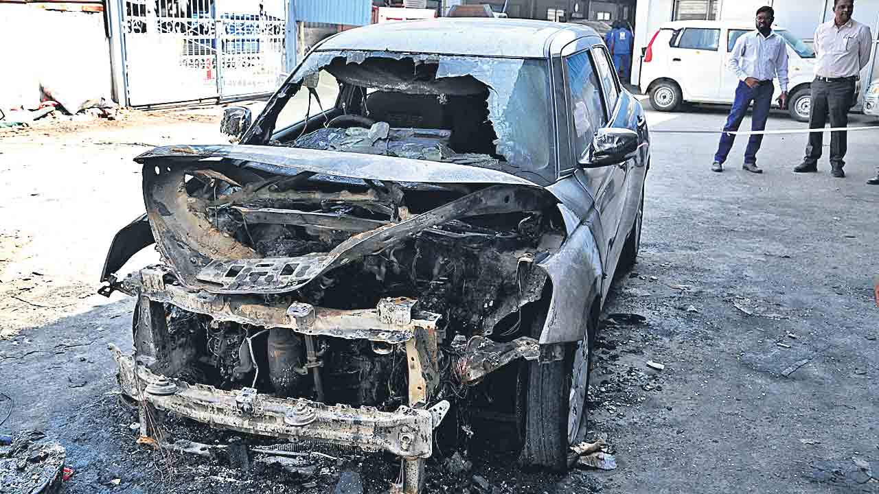 కారు సర్వీసింగ్‌ సెంటర్‌లో అగ్ని ప్రమాదం.. రెండు కార్లు దహనం.. ఒకటి పాక్షికంగా..