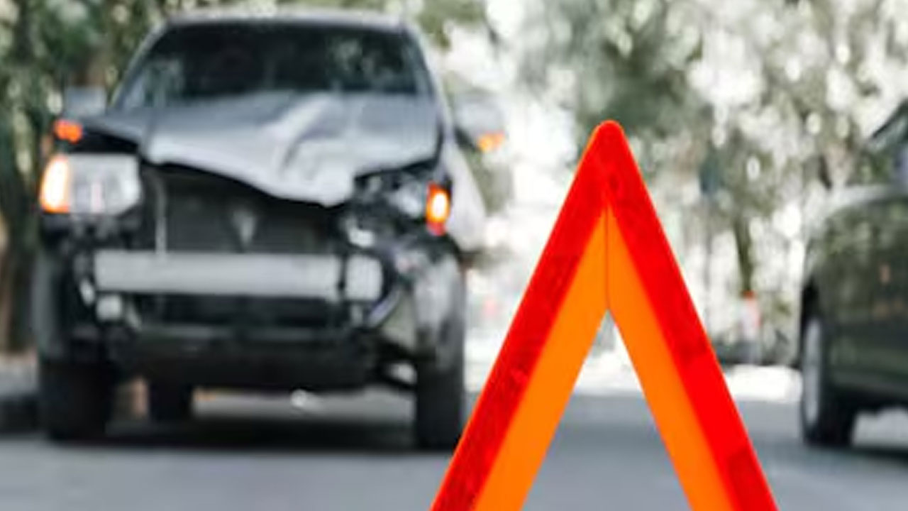 DMK Leader: కారుతో డీఎంకే నేత కుమారుడి బీభ‌త్సం.. లేబ‌ర్ ఇన్‌స్పెక్ట‌ర్ మృతి