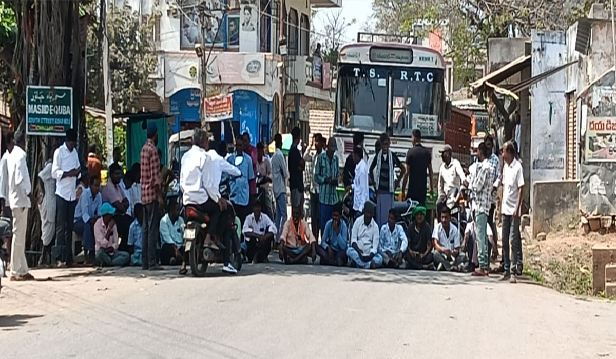 Urea App | యూరియా యాప్‌ వద్దు.. దుకాణాల్లోనే అందజేయాలని అన్నదాతల ఆందోళన