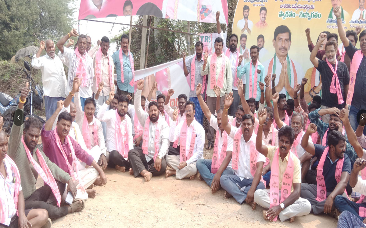 ‘చీదెళ్ల అభివృద్ధి ప్ర‌దాత ఫ్లెక్సీ చింప‌డం హేయ‌మైన చర్య’