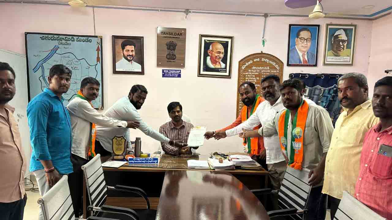 Chigurumamidi | రైతుల పట్ల దురుసుగా ప్రవర్తించిన ఏవో పై చర్యలు తీసుకోవాలని తాసిల్దార్‌కు వినతి