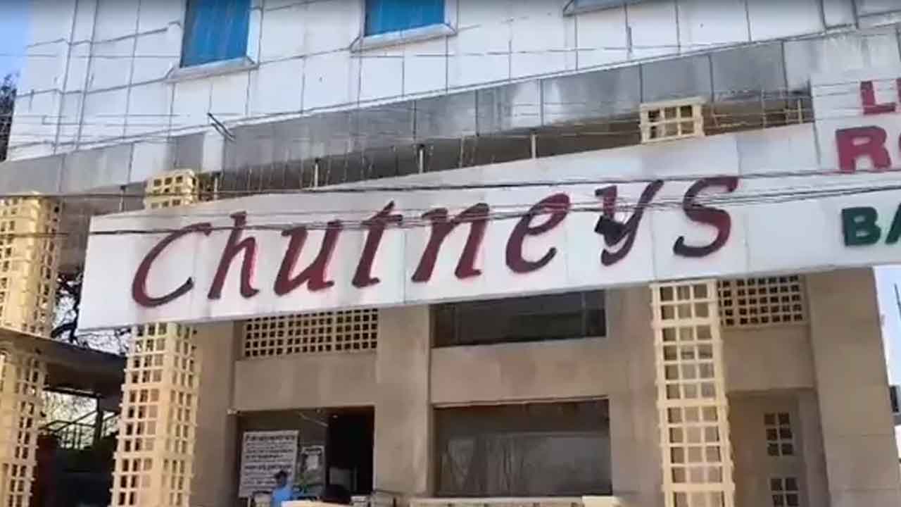 చట్నీస్‌ హోటల్‌లో పేలిన ఇడ్లీ స్టీమర్‌