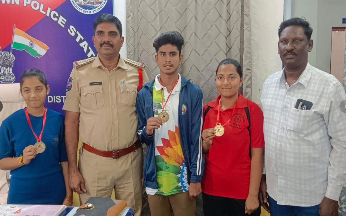 ప్రతిభవంతులైన క్రీడాకారులకు ప్రోత్సాహం : కొత్తగూడెం టూ టౌన్ సీఐ డి.ప్రతాప్