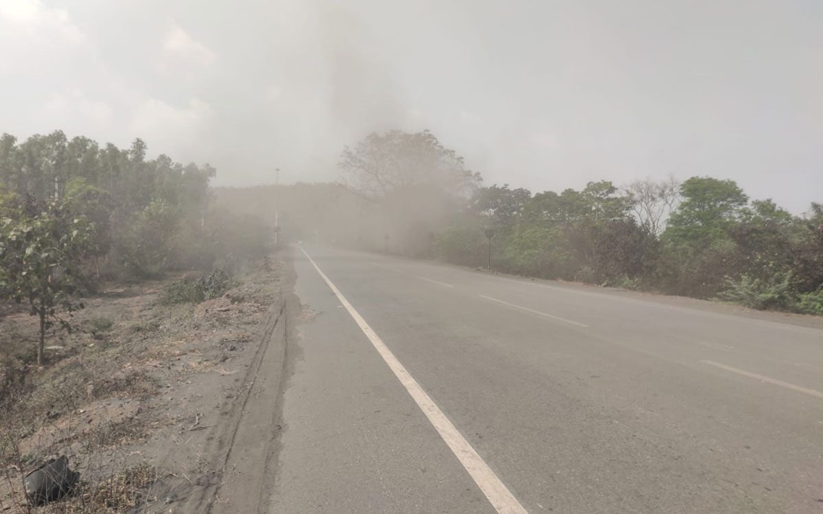 బొగ్గు టిప్పర్ల ధూళితో ఉక్కిరిబిక్కిరవుతున్న ప్రజలు