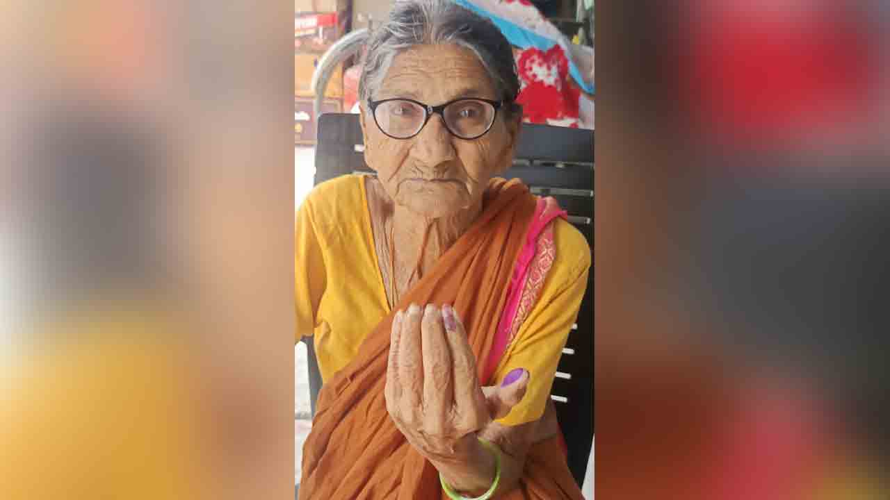 Coal city | నేటి తరానికి ఆదర్శంగా మధునమ్మ..  90 ఏళ్ల వయసులో ఓటు వేసిన వృద్ధురాలు