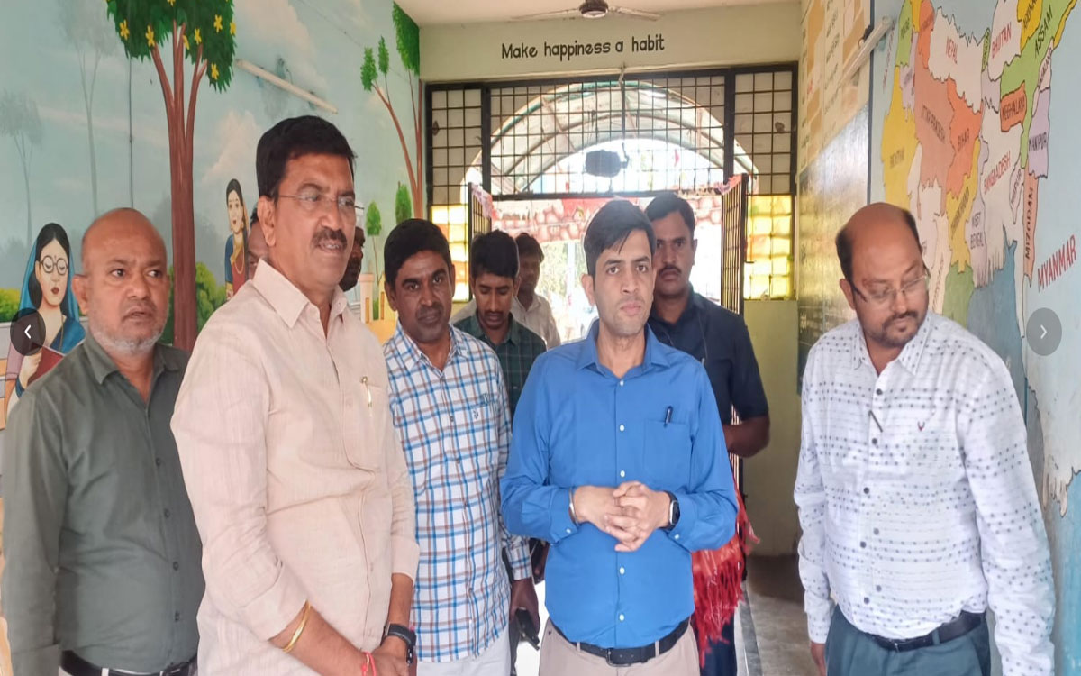 విద్యార్థులకు మెనూ ప్రకారం భోజనం అందించాలి : కలెక్టర్ అనురాగ్ జయంతి