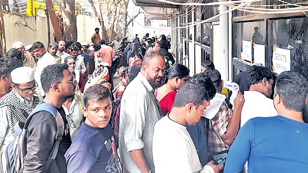 గ్యారెంటీల పేరుతో.. సర్కారు గారడీ