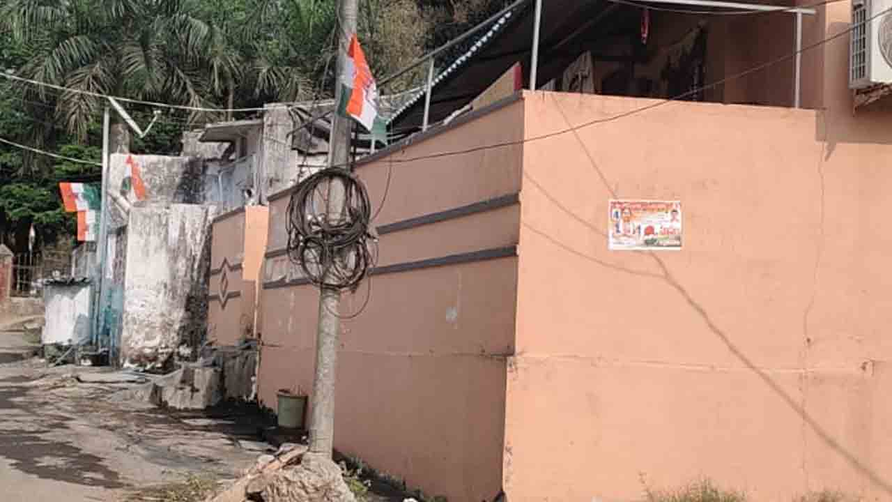 Kothagudem | అధికార పార్టీ ఎన్నికల కోడ్ ఉల్లంఘన..! విద్యుత్ స్తంభాలకు కాంగ్రెస్ పార్టీ జెండాలు