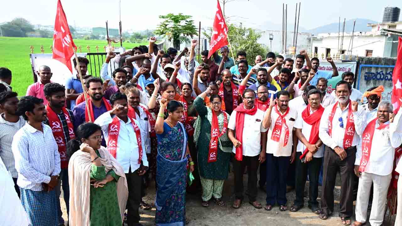 CPM dharna | యూరియా బుకింగ్‌ సమస్యలు తీర్చాలని సీపీఎం ఆధ్వర్యంలో ధర్నా