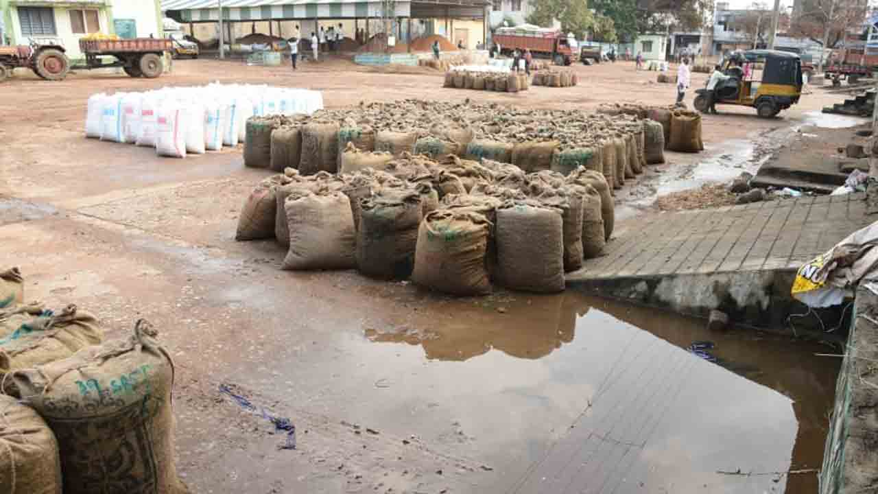 అకాల వర్షం.. అపార నష్టం