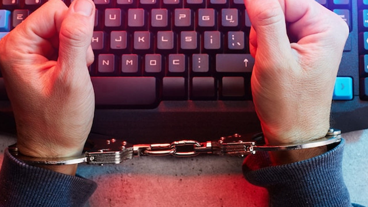 Digital Arrest: వృద్ధ మ‌హిళ డిజిట‌ల్ అరెస్టు.. 4.62 కోట్లు కాజేసిన సైబ‌ర్ నేర‌గాళ్లు