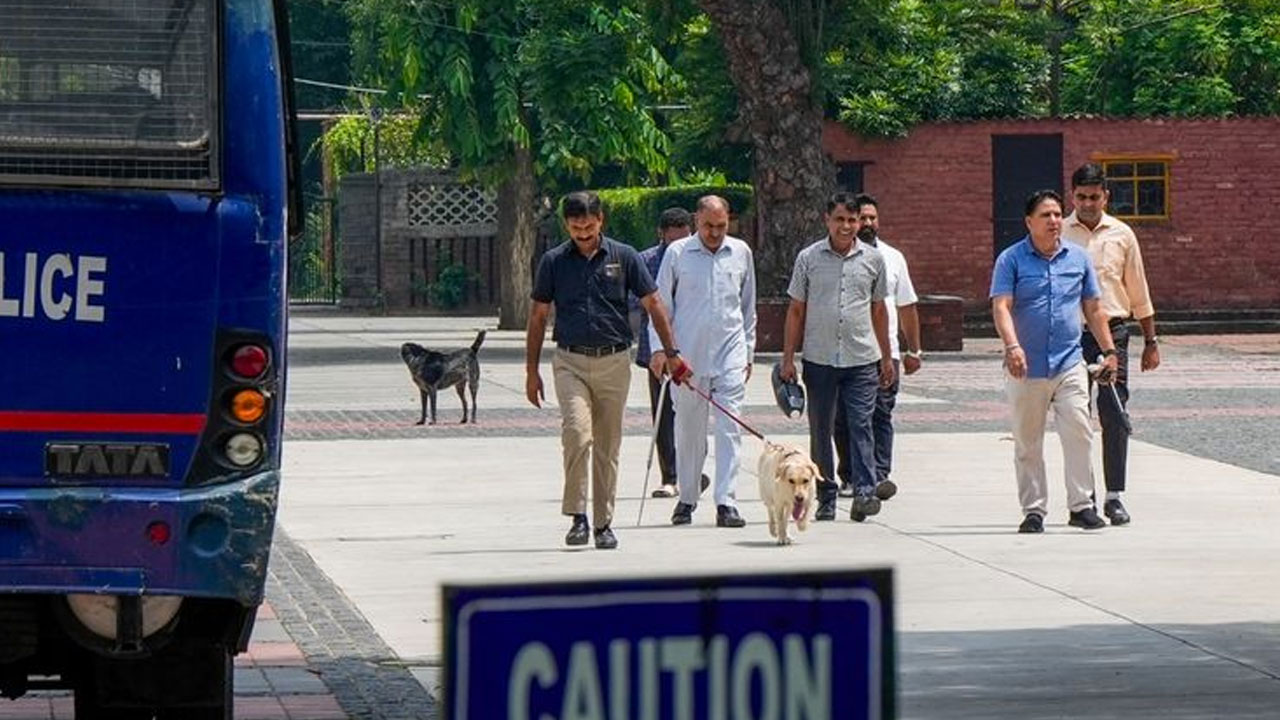 Bomb Threats: సీబీఎస్ఈ ప‌రీక్ష‌ల వేళ‌.. నోయిడాలోని 12 స్కూళ్ల‌కు బాంబు బెదిరింపులు