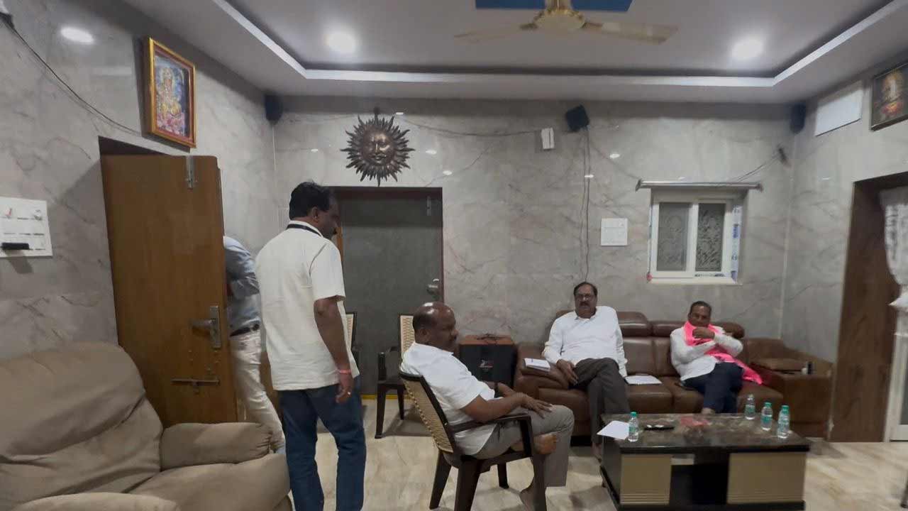 Zaheerabad | జహీరాబాద్‌లో దేవి ప్రసాద్ నివాసంలో అర్ధరాత్రి పోలీసుల తనిఖీలు