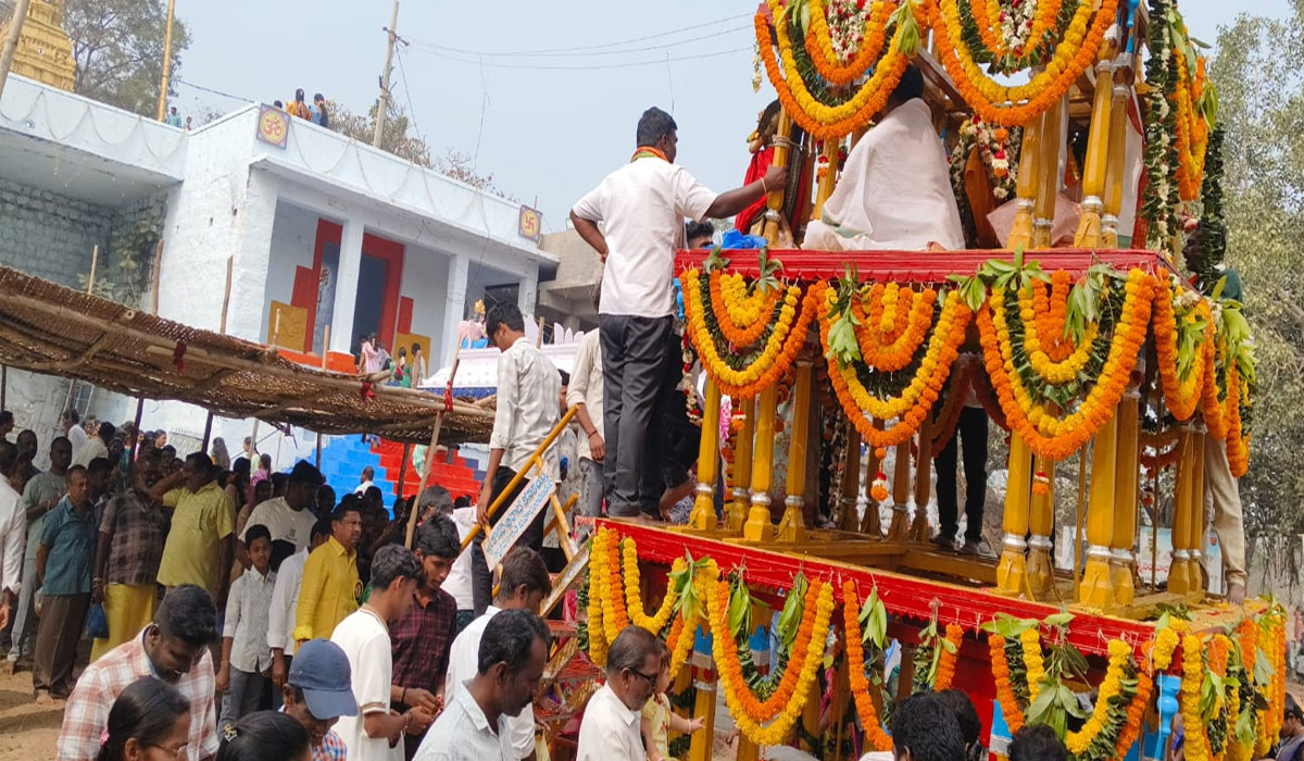 Devulapalli | దేవులపల్లిలో వైభవంగా లక్ష్మీ నంబులాద్రి స్వామి రథోత్సవం