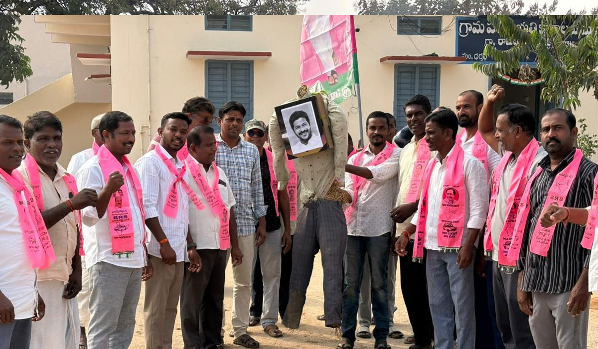Dharpally | కేసీఆర్ కు నోటీసులపై  ప్రాజెక్టు రామడుగులో సీఎం దిష్టిబొమ్మ దగ్ధం