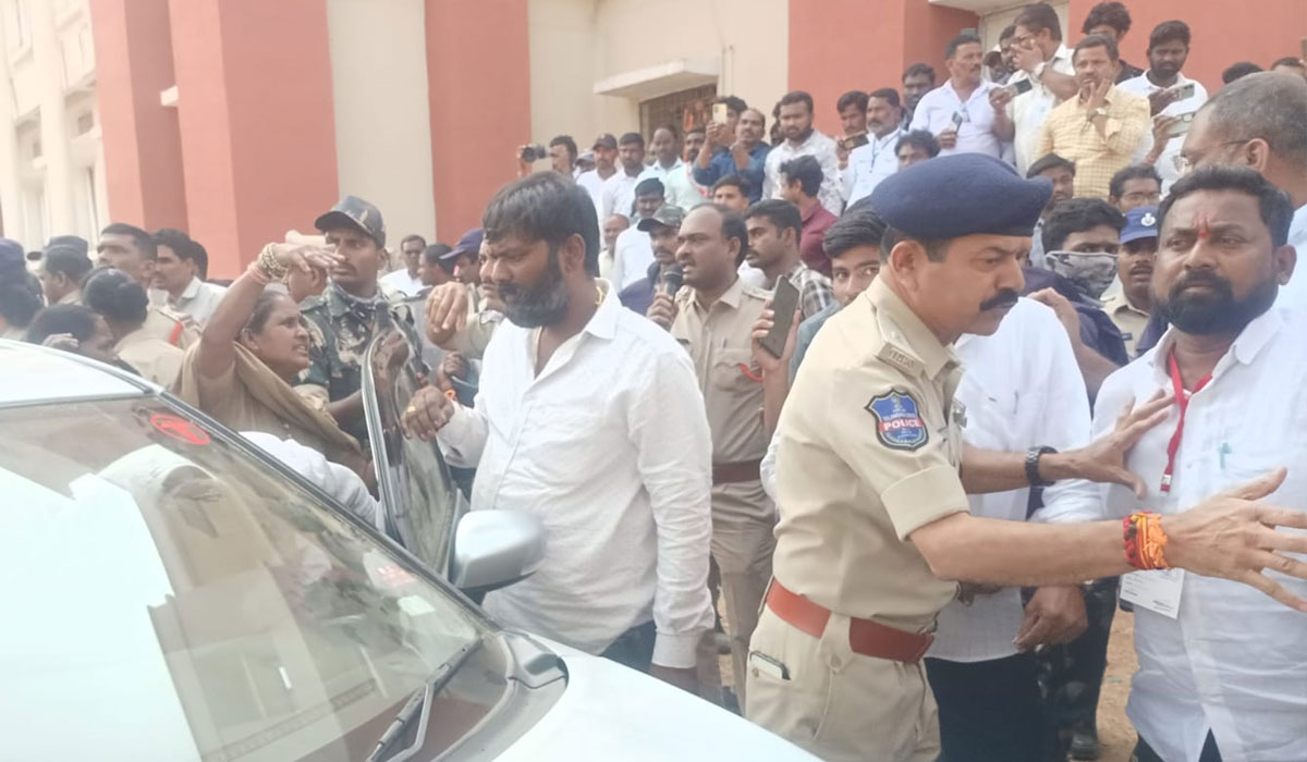 Congress violence | జమ్మికుంటలో కాంగ్రెస్ దౌర్జన్యకాండ