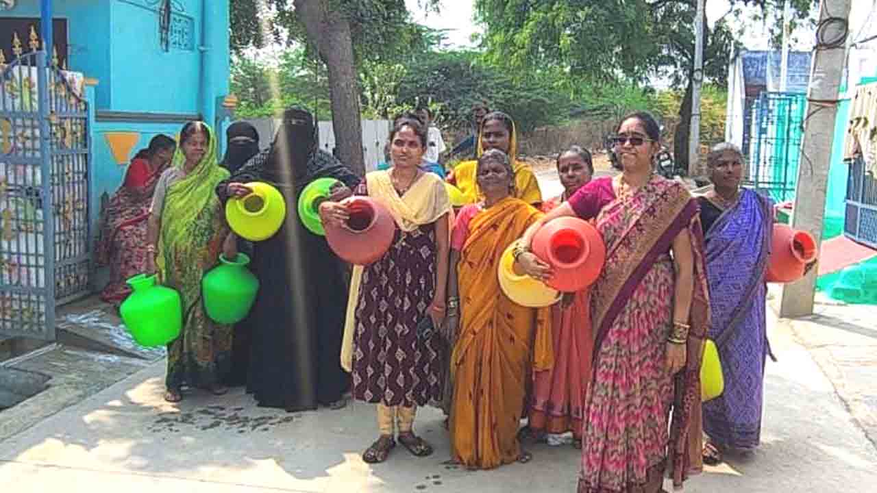 నీళ్ల కోసం రోడ్డెక్కిన మహిళలు