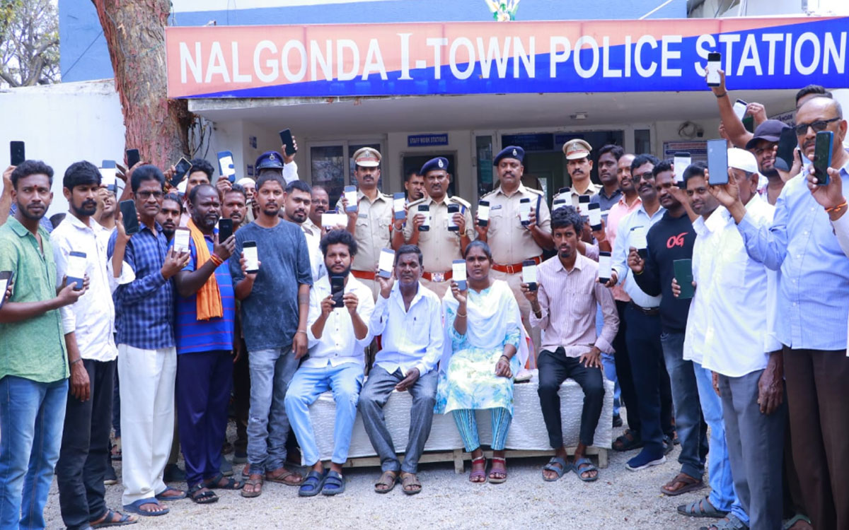 పోగొట్టుకున్న మొబైల్ ఫోన్లు బాధితులకు అందజేత‌